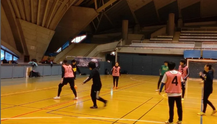 体育館でのフットサル練習