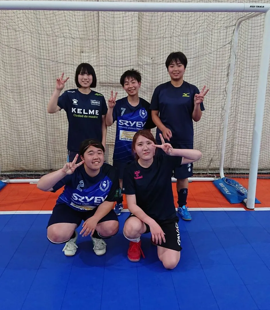 屋内コートの選手たち